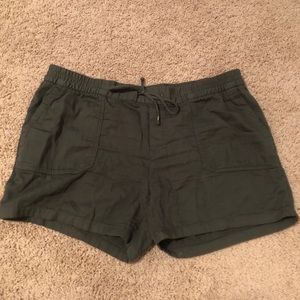 Olive green cotton shorts with pockets